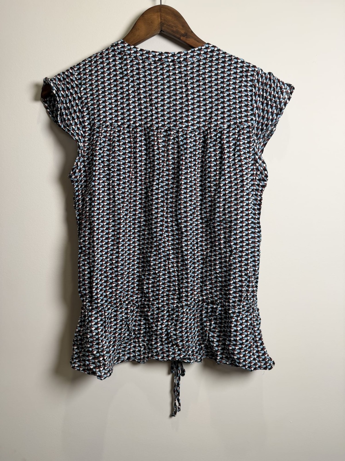 DR2 XS Geometric Print Button-Front Short-Sleeve Blouse with Tie Hem