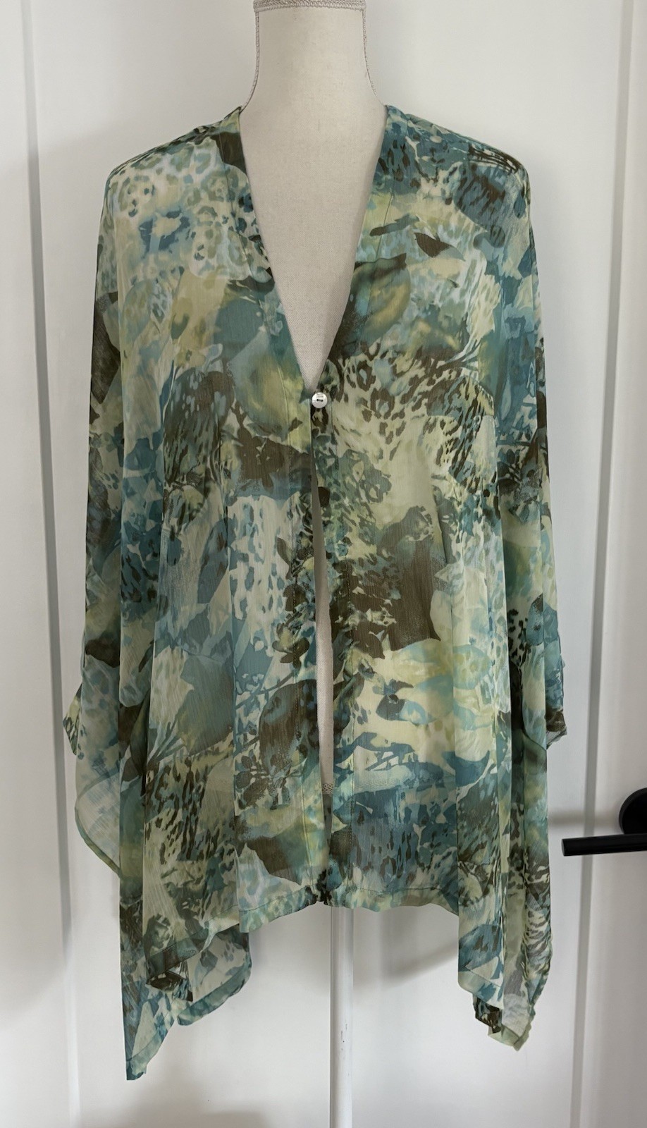 Women’s Chicos Animal Envy Button Front Ruana Green Sheer Lightweight Size S/M