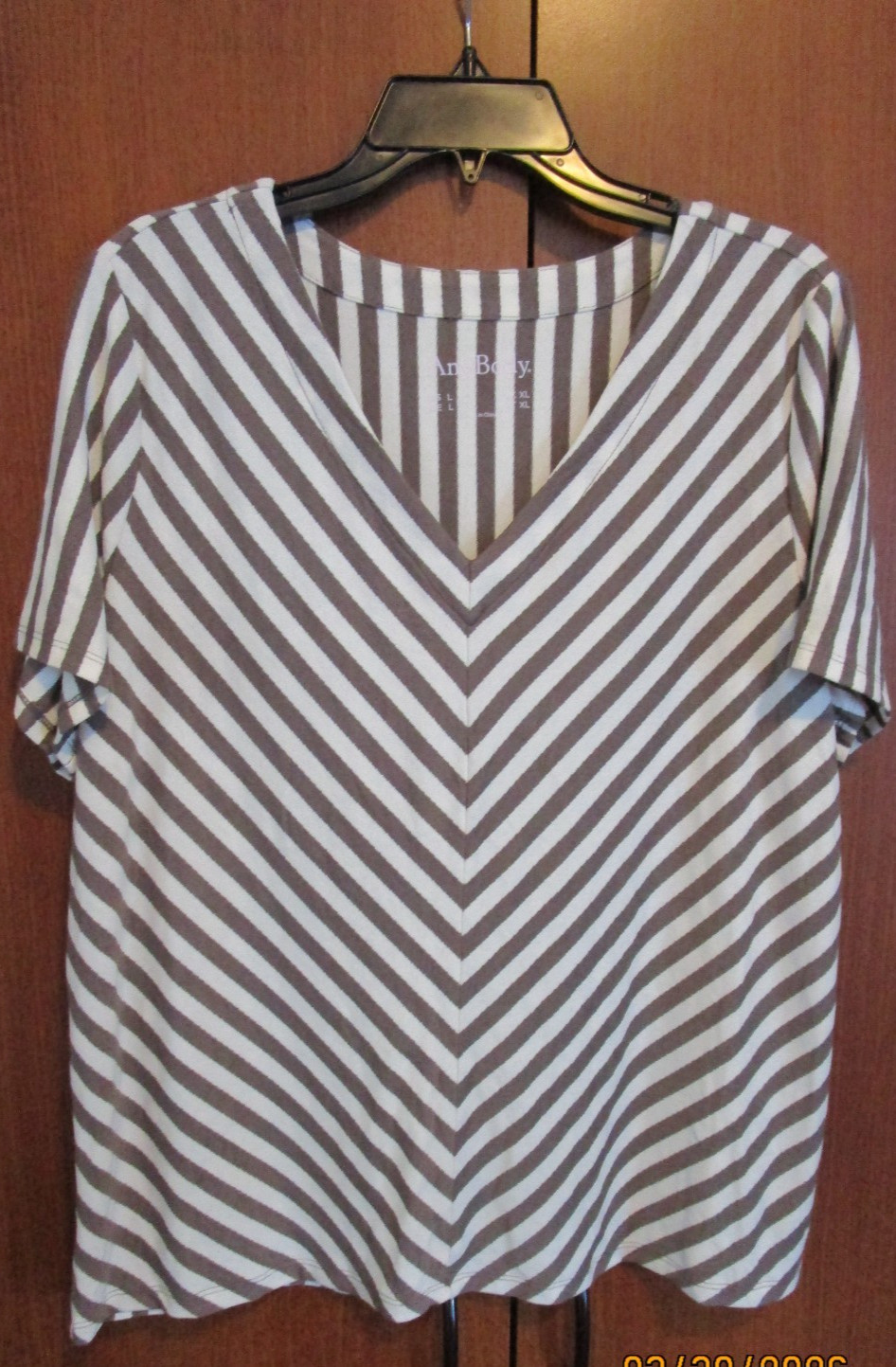 Any Body V Neck SS Top Striped Large Rayon Poly Spandex Bust 46 Length 25.5