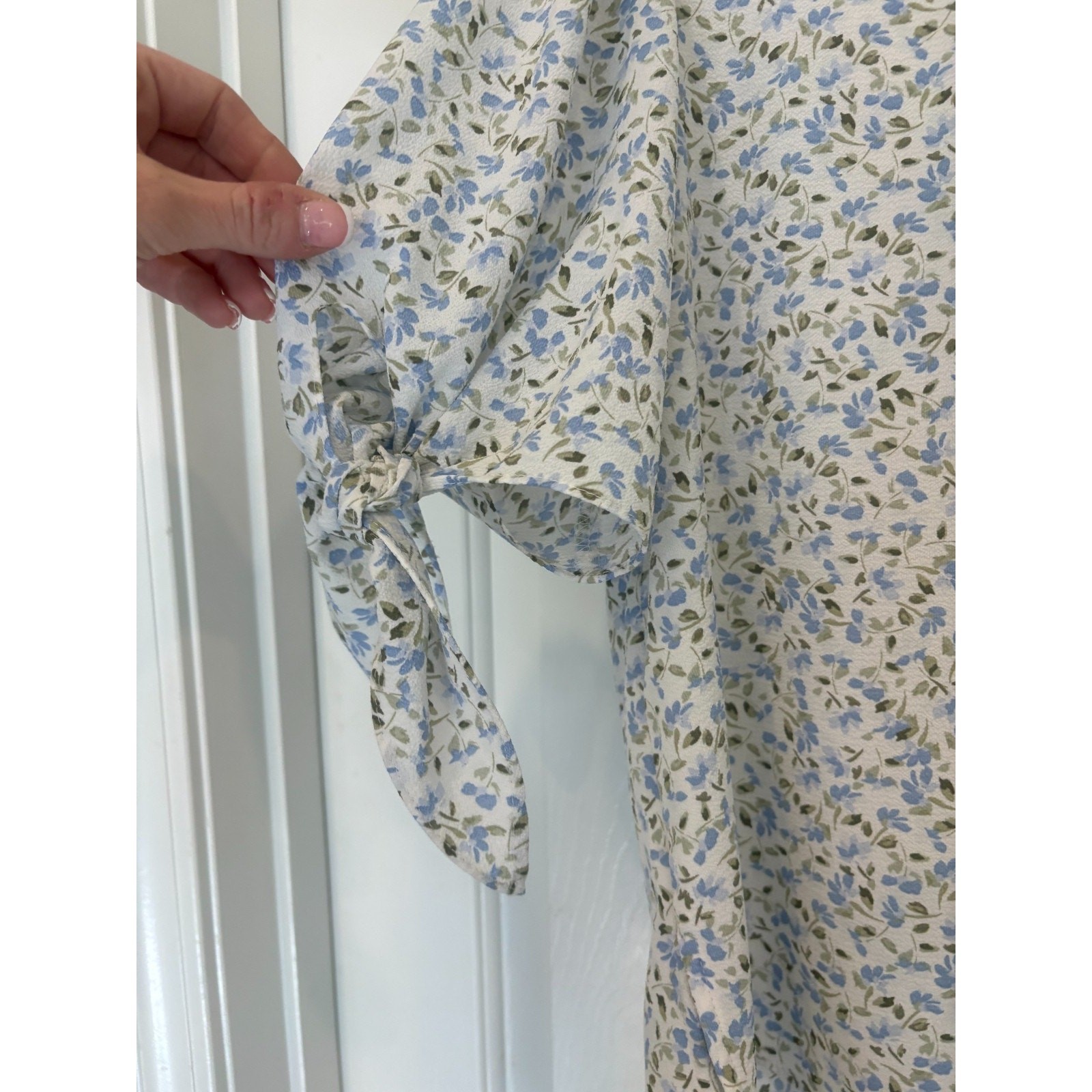 CeCe Floral Blouse Women’s Blue White Tie Puff Sleeve M 8-12
