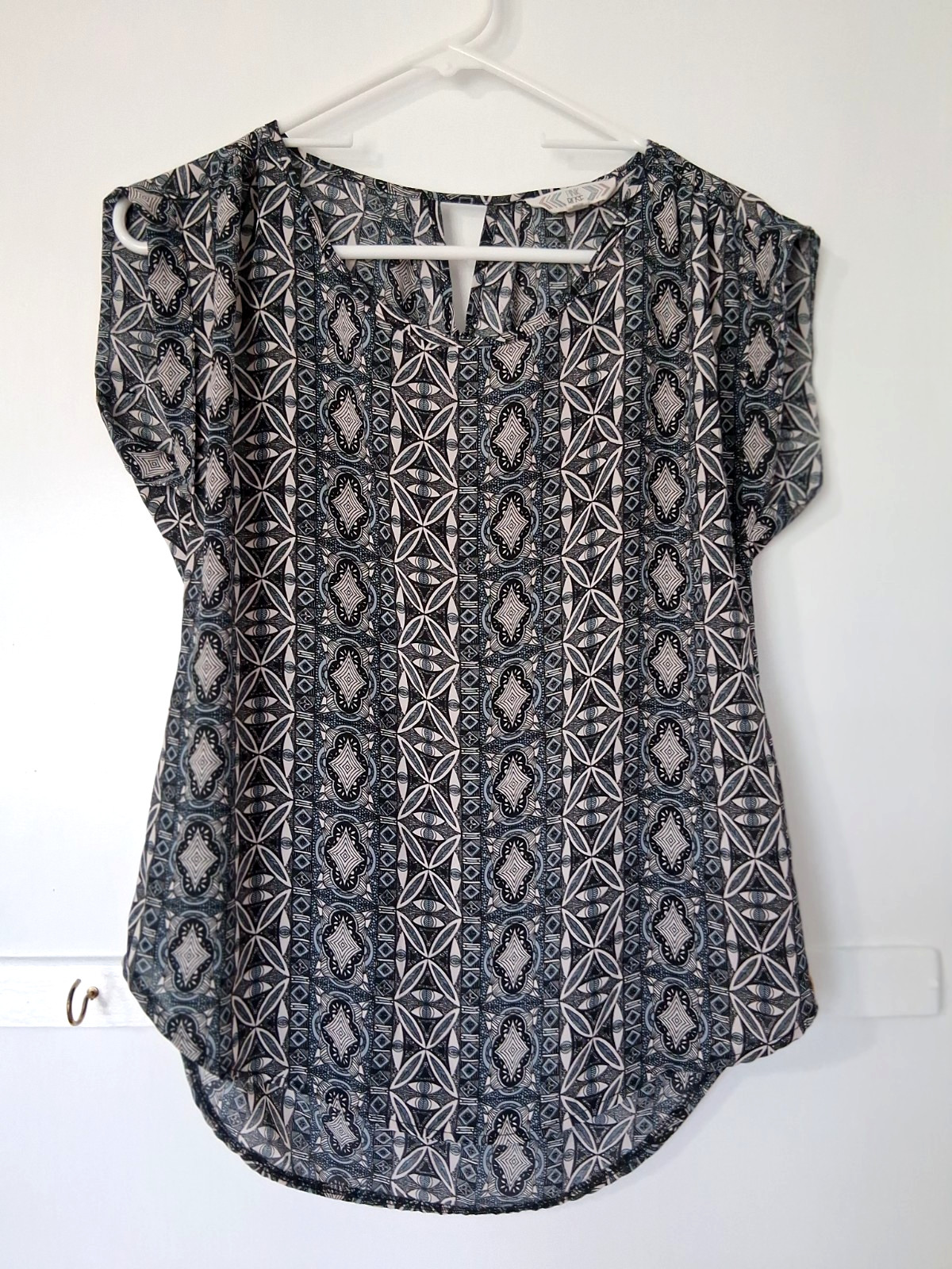 Sz M black, tan, light blue geo print sleeveless blouse by Pink Rose. Excellent