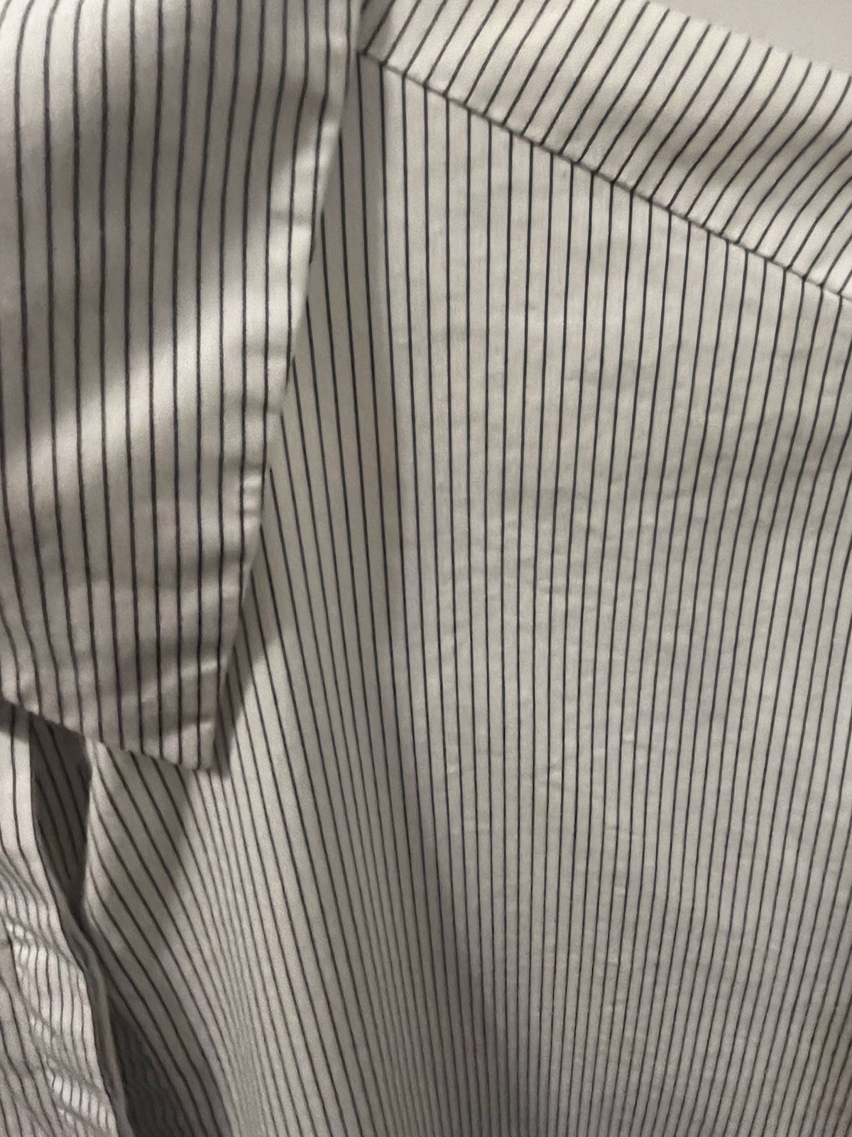 Liz Claiborne women’s M white black gray pin stripe short sleeve button up top
