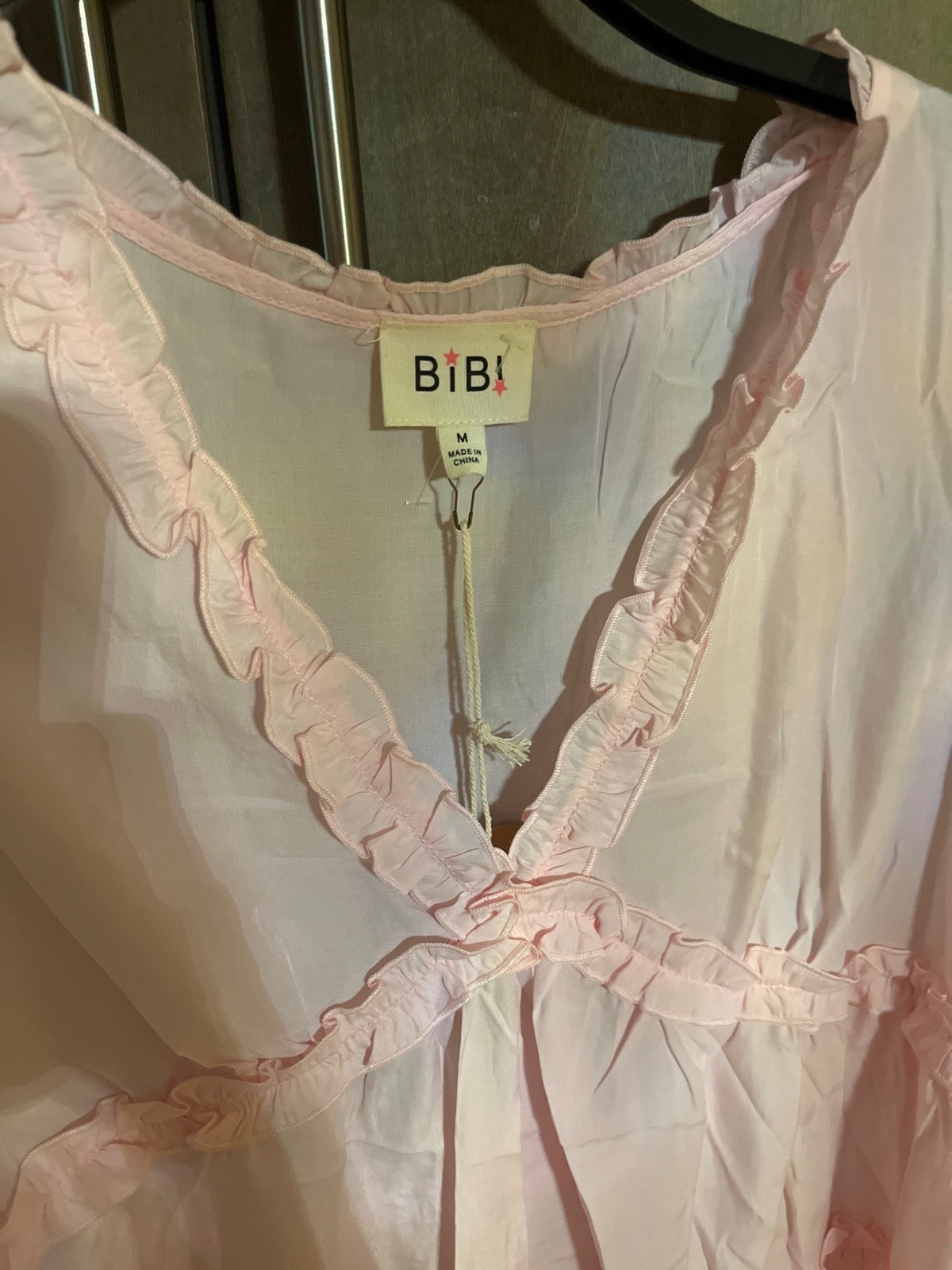 NWT BIBI WOMENS PINK V-NECK RUFFLE FLOWY BLOUSE SLEEVELESS SHIRT TOP SZ M