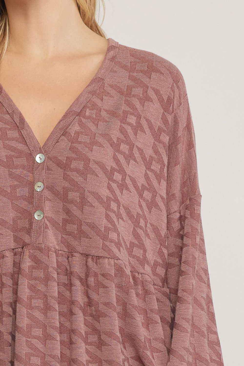 Entro V-Neck Houndstooth Long Sleeve Tiered Knit Top