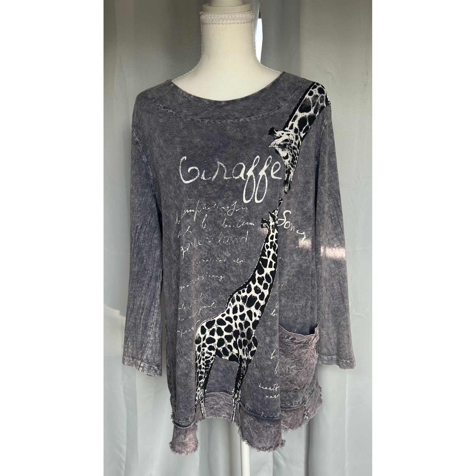 Jess & Jane Giraffe Graphic Tunic Top Grey Mineral Wash L, Artsy, Fun. A84
