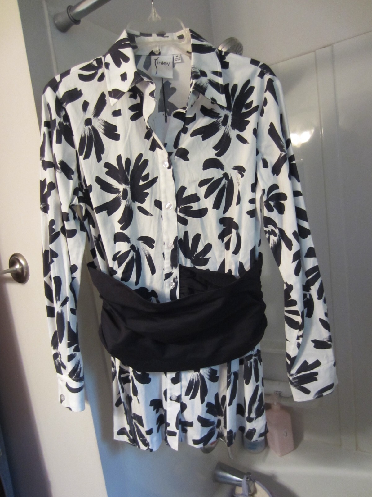 NWT women’s long sleeve shirt with waist sash Finley Size M white/black RET 260