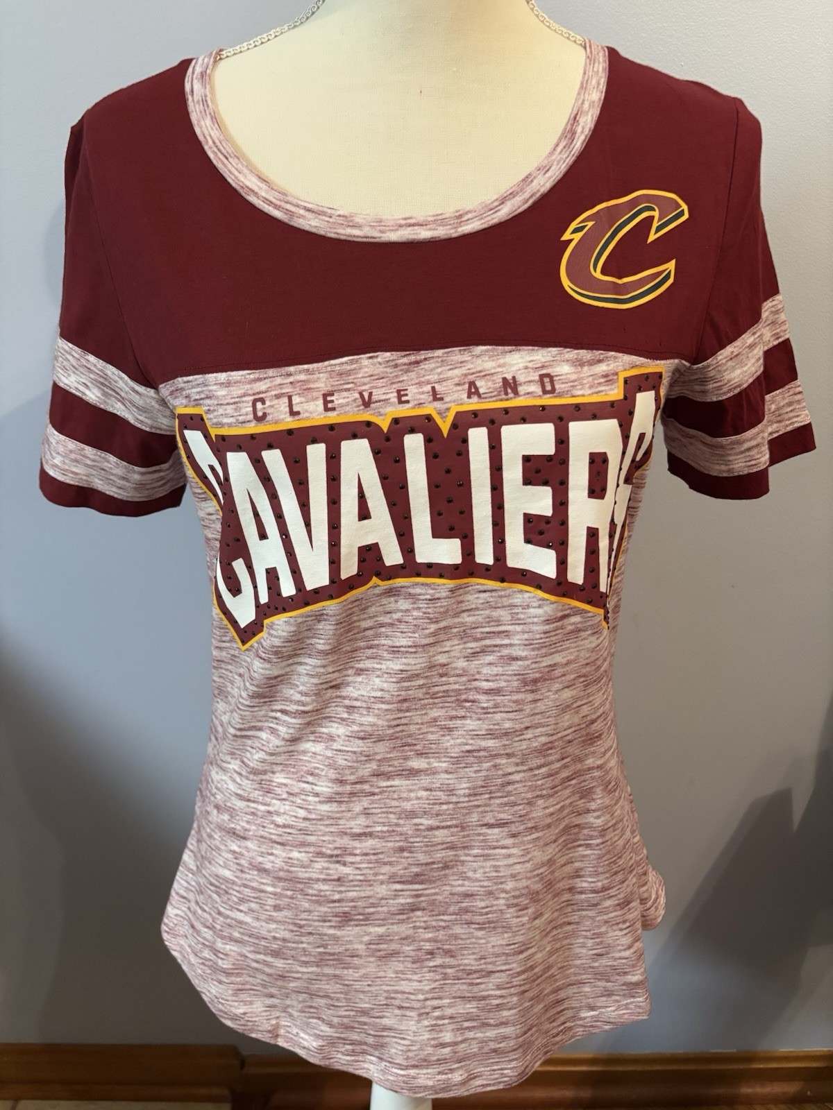 New Era Cleveland Cavaliers Women’s Top Sz Med EUC Burgundy Short Sleev