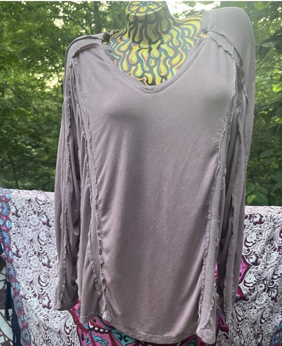 POL Taupe Raw Edge V-Neck Knit Pullover Long Sleeve Top – Women’s M