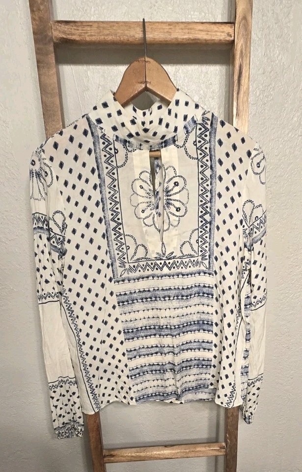 ​Rip Curl Women’s M Blue White Print High Neck Long Sleeve Blouse Keyhole