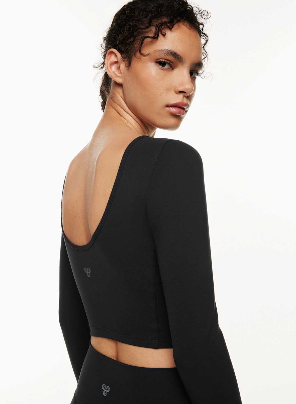 Aritzia TNA Scoop Back Cropped Long Sleeve Size Medium Black Workout Athleisure
