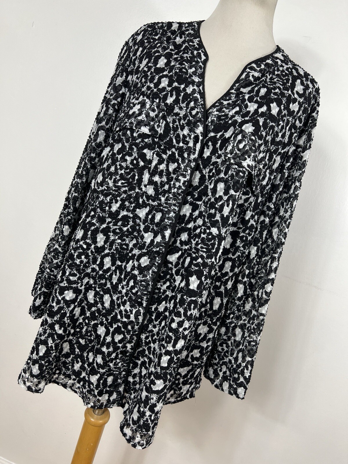 Jones New York XL Shirt Top Black White Button Down Front V Neck Texture A1