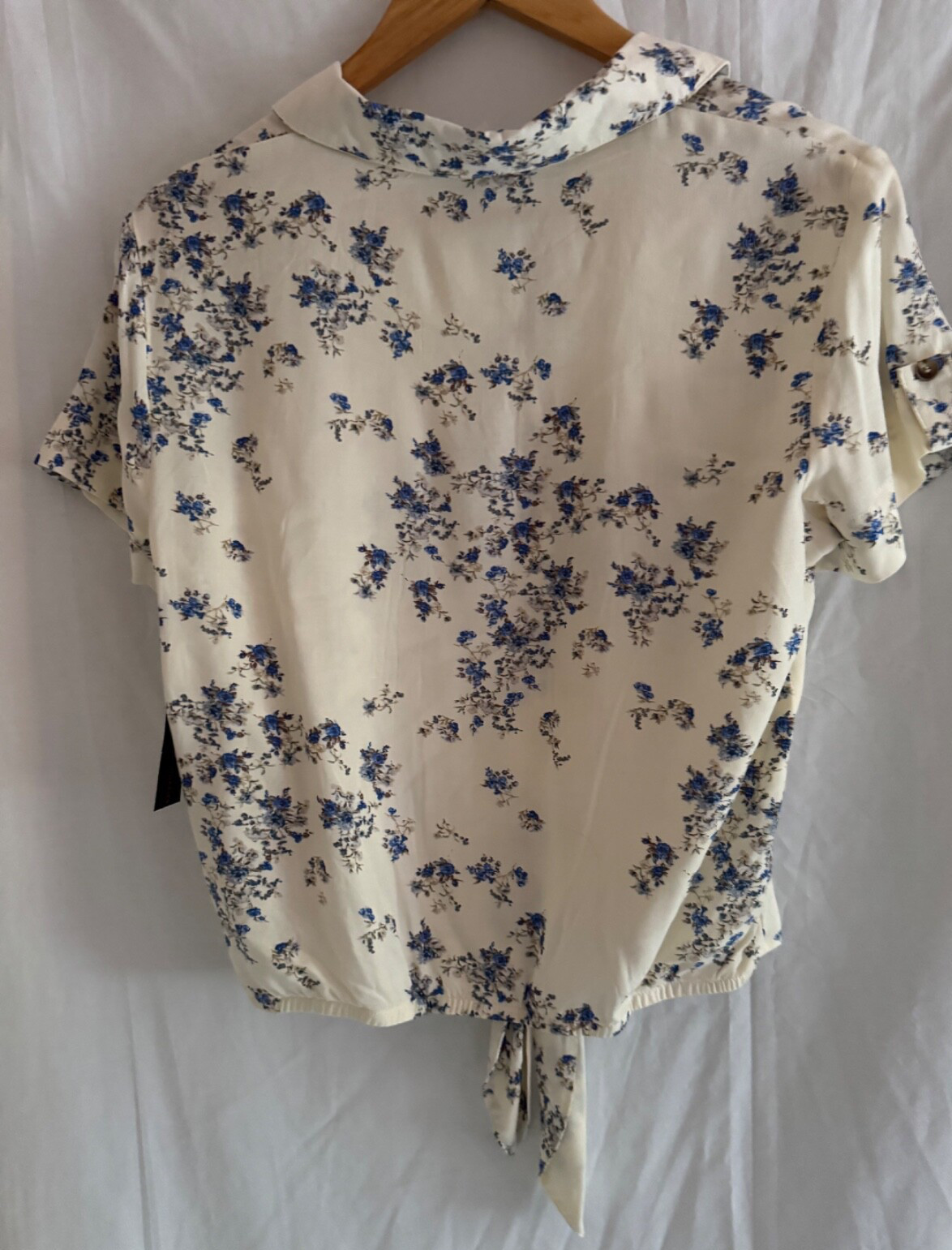 NO BOUNDARIES SIZE MEDIUM 7/9 White Blue Floral Button Up Front Tie