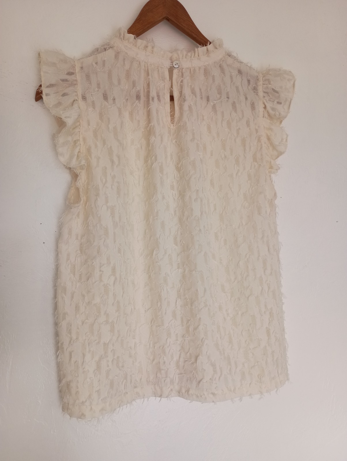 THML Blouse Ivory Textured Sleeveless Ruffle Fringe Button Round Neck M