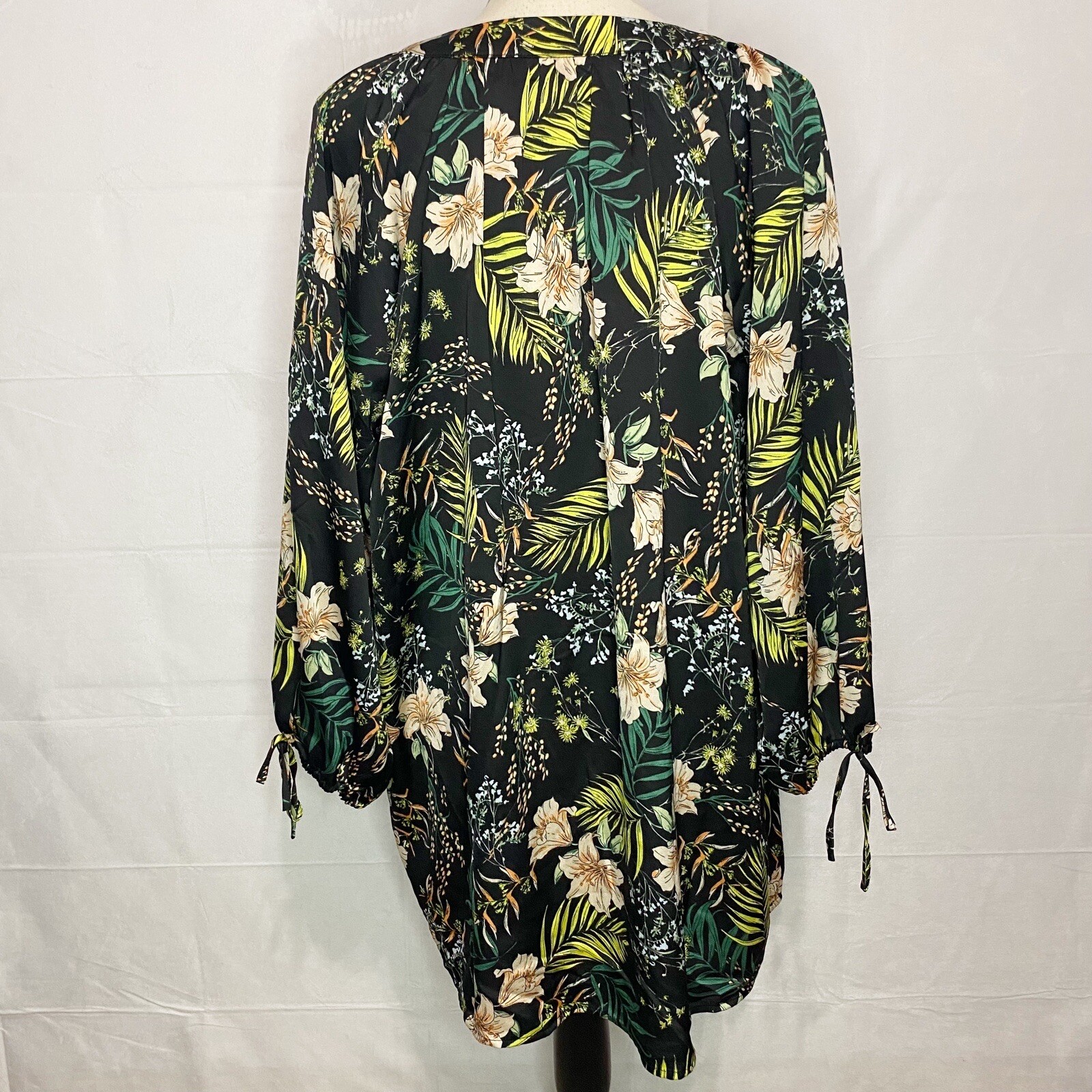 NWT Suzanne Betro Floral Tunic Top 3/4 Tie Sleeve Notch Neckline Size 1X