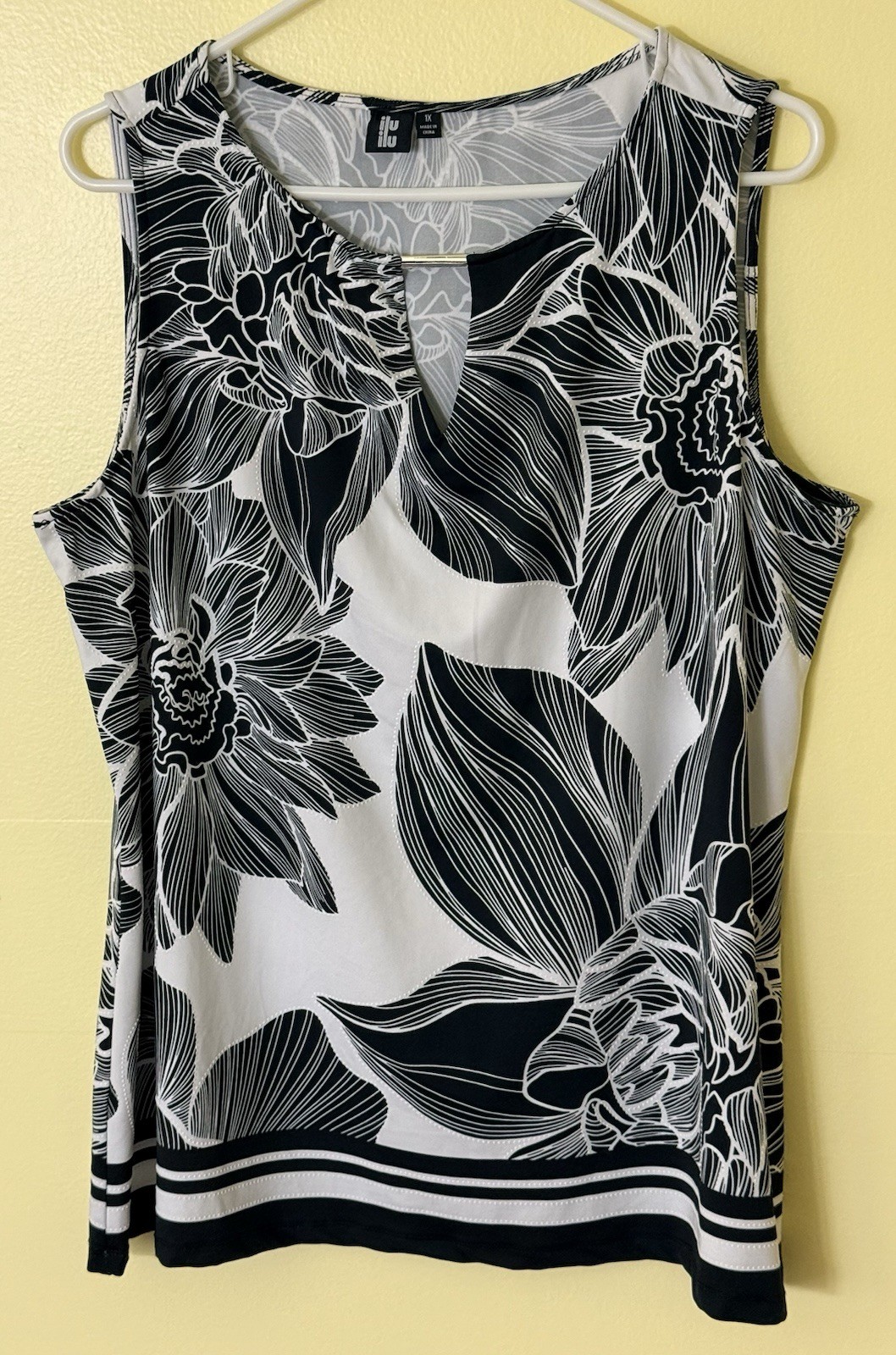 ILU ILU Women’s Plus Sleeveless Keyhole V-Neck Blouse BLACK/WHITE FLORAL Size 1X