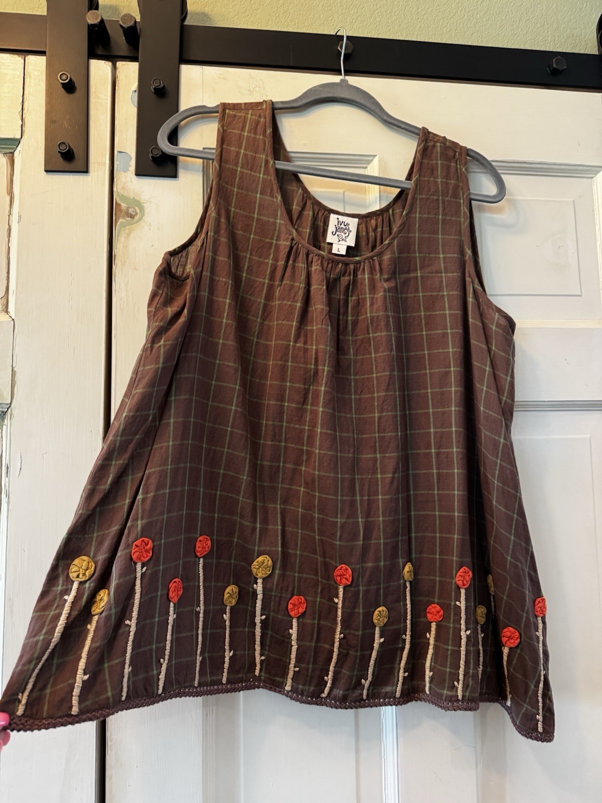 Sleeveless Ivy Jane embroidered flower motif along its bottom hemline Size L