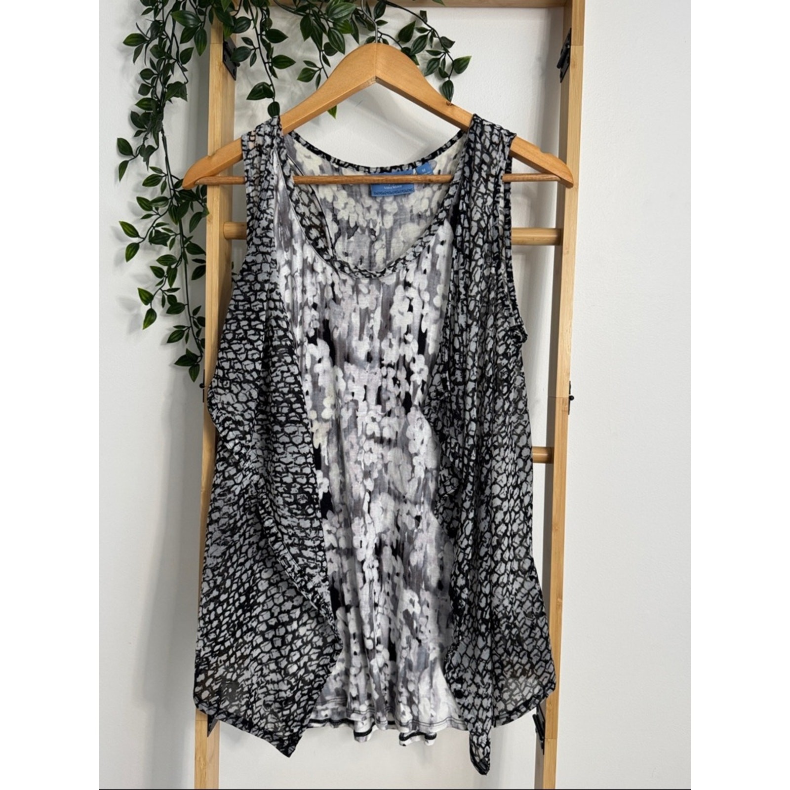 Simply Vera Wang Watercolor Artwear Whimsygoth White Grey Sleeveless Top Size M