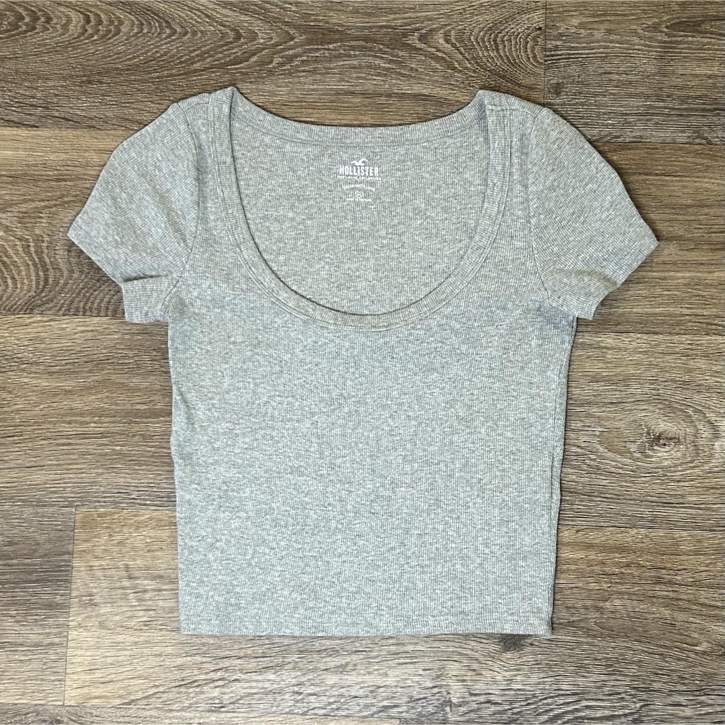 Hollister Women’s Gray Solid Ribbed Knit Scoop Neck Stretch Tee Medium Crop Top