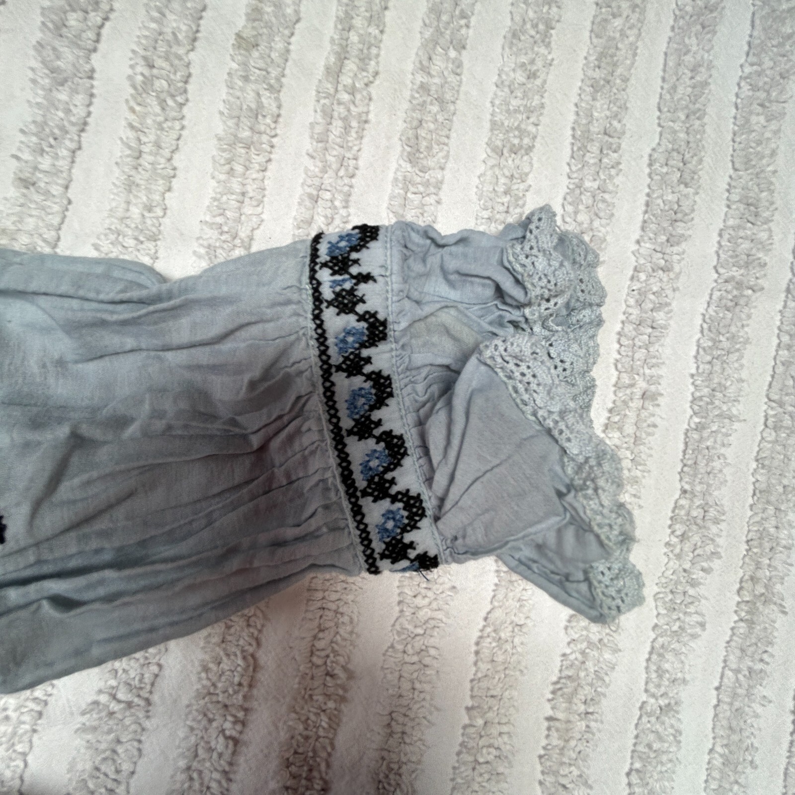 Love Sam Women’s Size XS Floral Embroidered Ruffle Peasant Top Blouse Tasseled