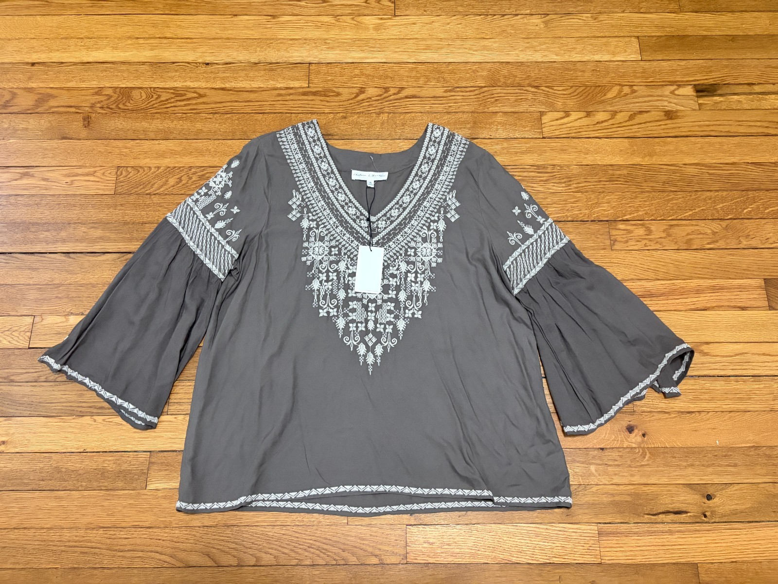 Chelsea & Theodore Women Blouse Sz XL Gray Flare Sleeve Embroidered Top NWT $78