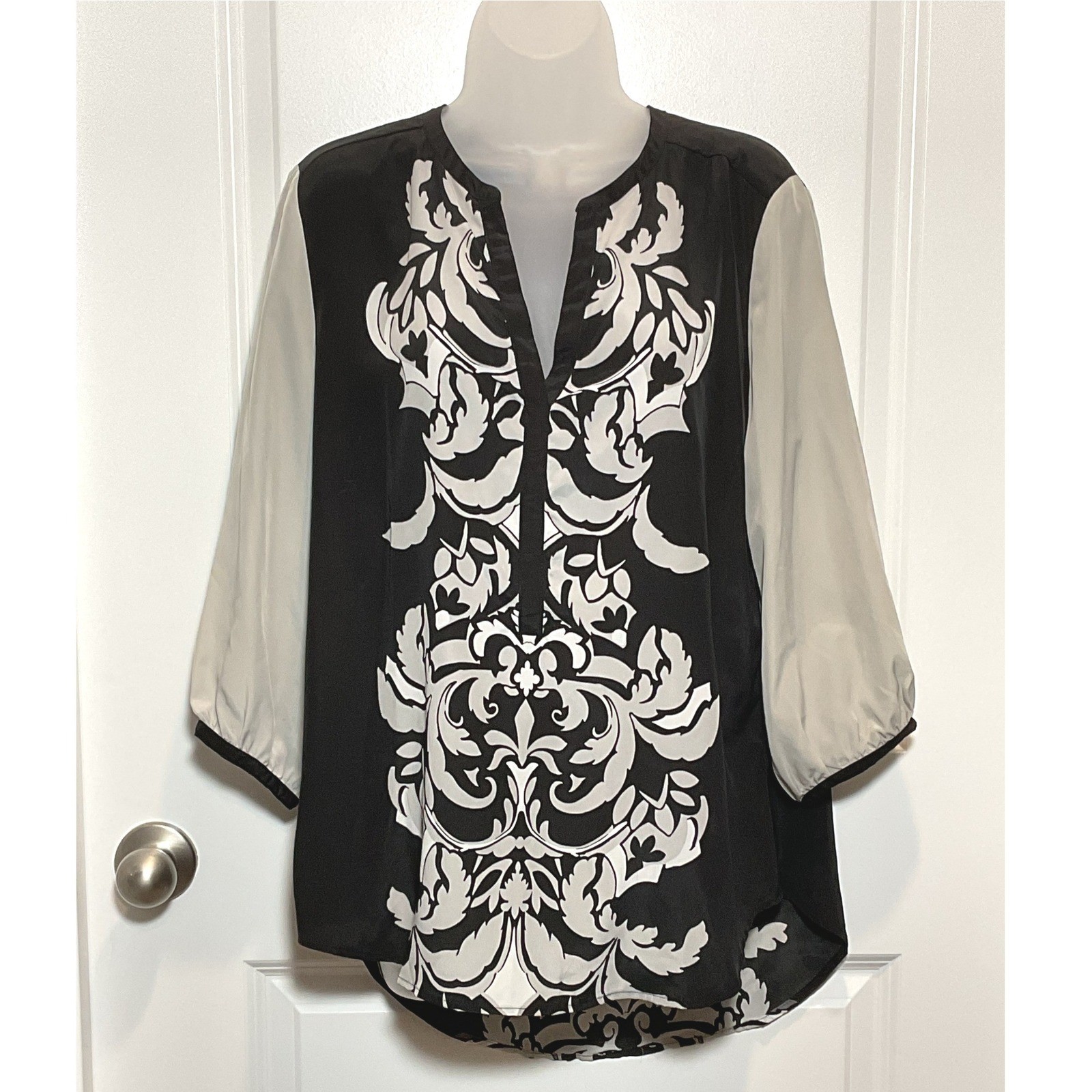NEW YORK COMPANY NYC Black White Damask Blouse Tunic Top Large Bold Art Shirt