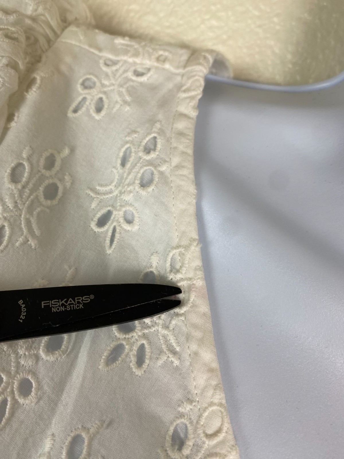 Cami NYC One Shoulder White Eyelet Blouse Top size Small Puff Sleeve Ruffle Cuff