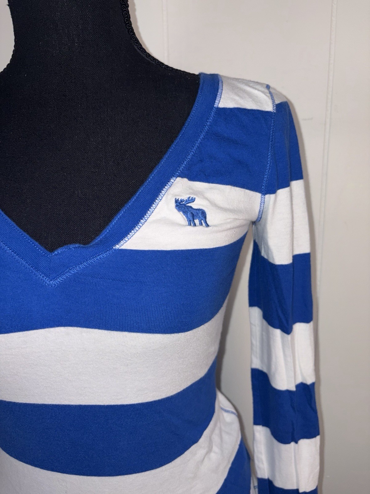 abercrombie y2k striped v neck blue white think stripe xs Moose