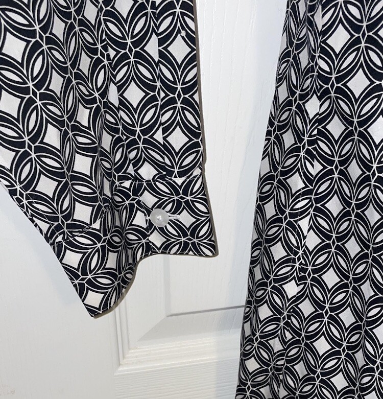 Chicos Sz 2 Large No Iron Blue White Geometric Pleat-Back Cotton Shirt EUC