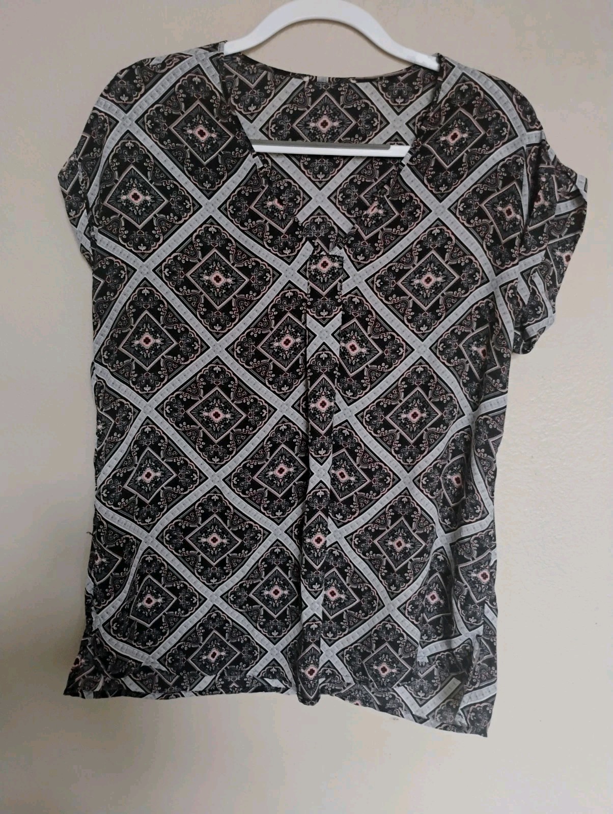 Women’s M Semi Sheer Top In Shades Of Gray, Pink And Black, Cuffed Cap Slv