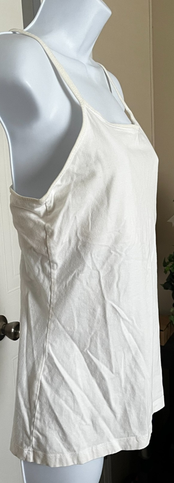 🌞 WOMEN’S M WHITE CAMISOLE TANK • ADJUSTABLE STRAPS • BUILT‑IN SHELF BRA