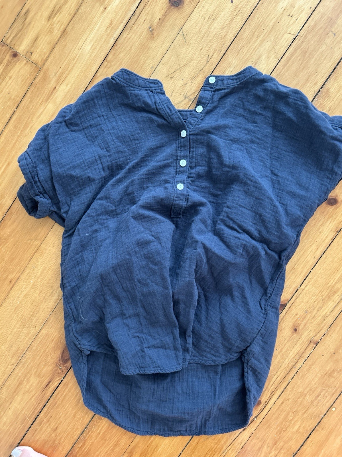 Quince 100% Organic Cotton Gauze Roll Sleeve shirt blue small
