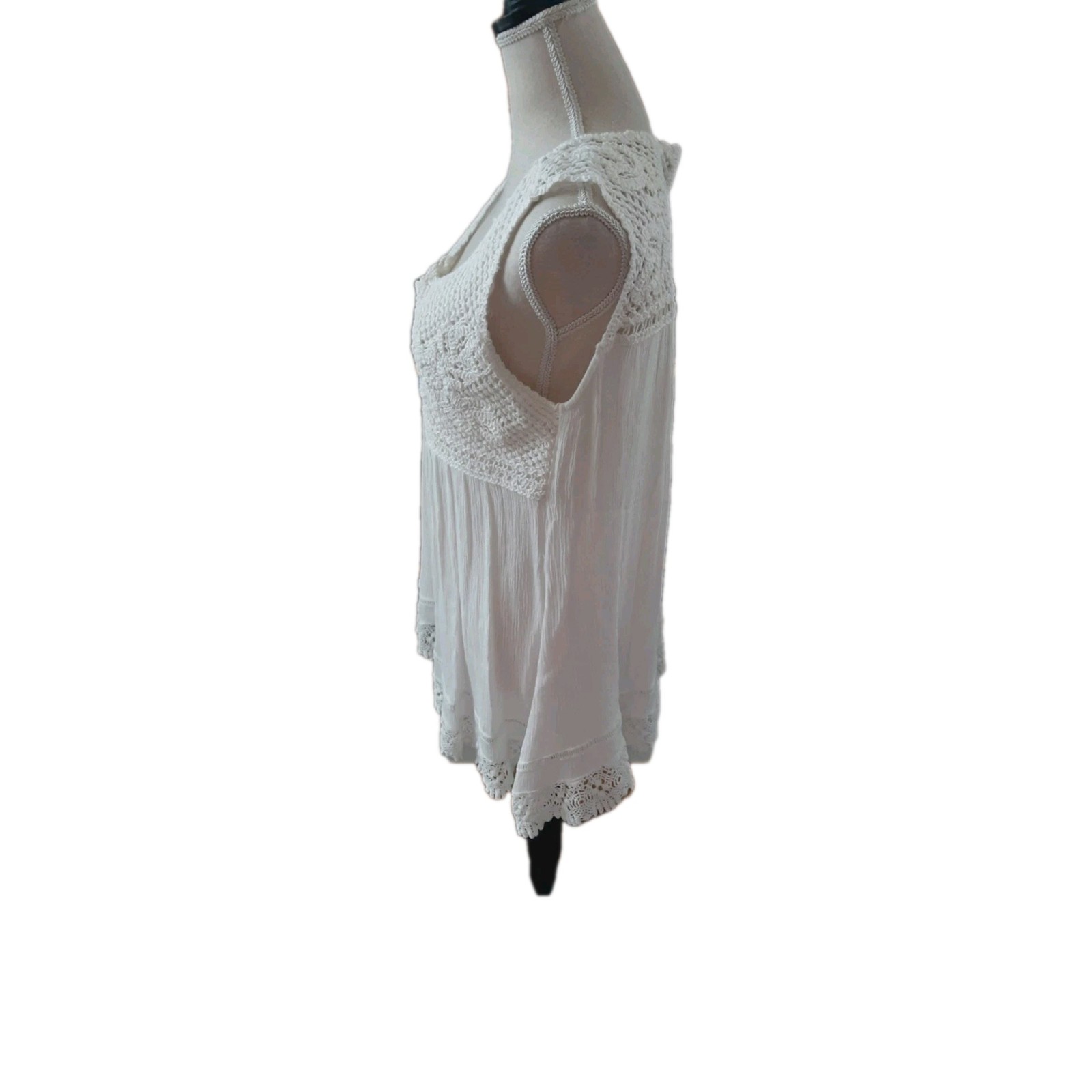Mur Mur L Ivory Crochet Lace Embroidered Sleeveless Top 100% Rayon Scoop Neck