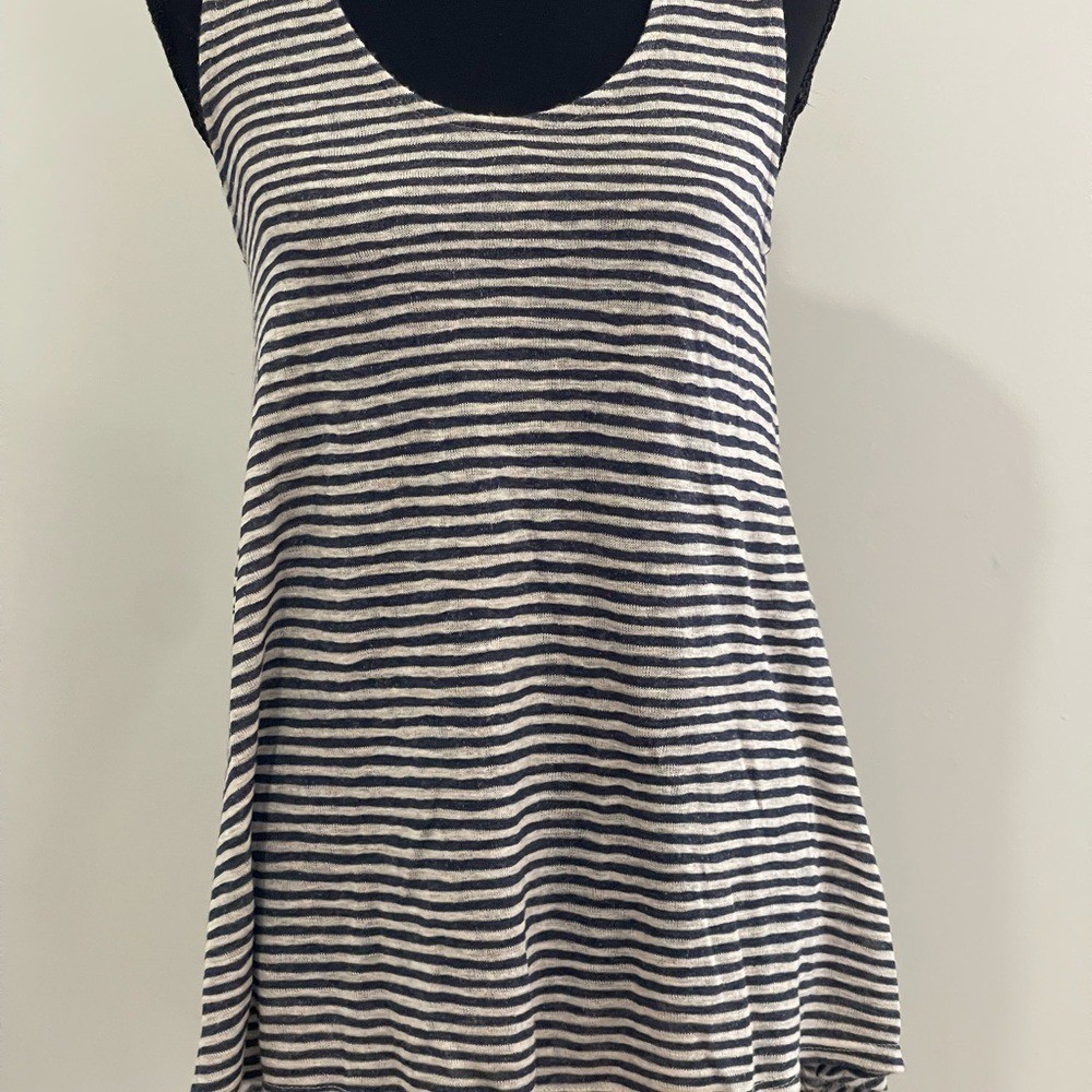 W5 S Striped Polyester/Rayon Blend Sleeveless Women’s Zipper Back Top 252