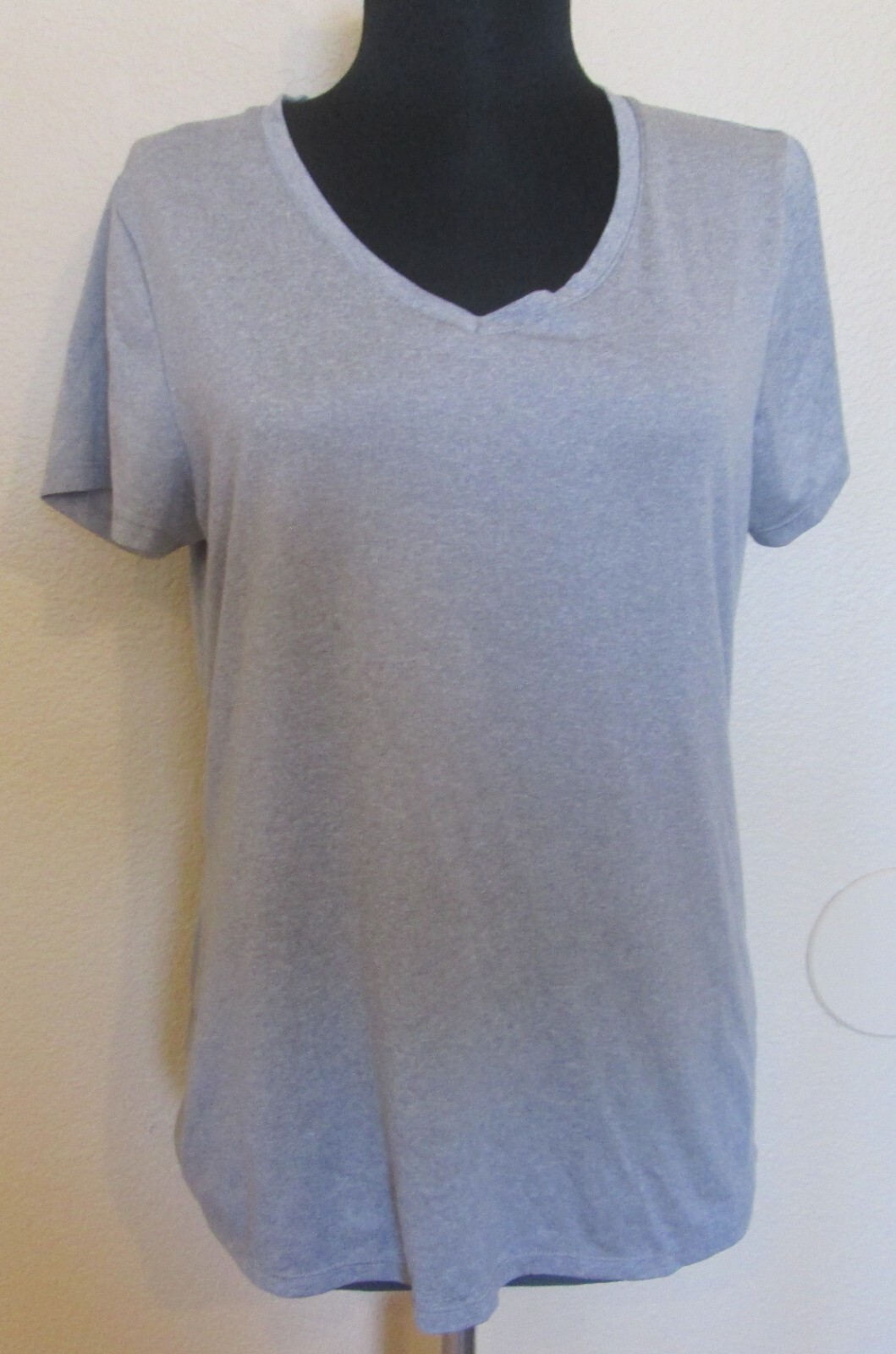 Layer 8 Gray V-neck Performance T-shirt Women’s Large Short Sleeve ~ NICE