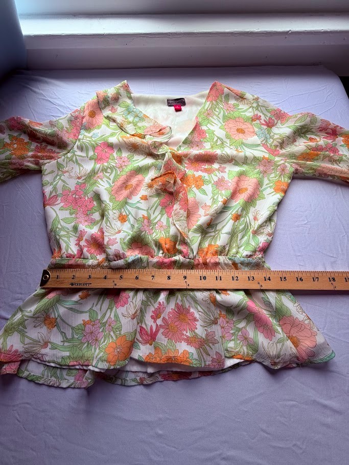 Women’s preppy floral blouse perfect for any occasion by Vince Camuto – Size S