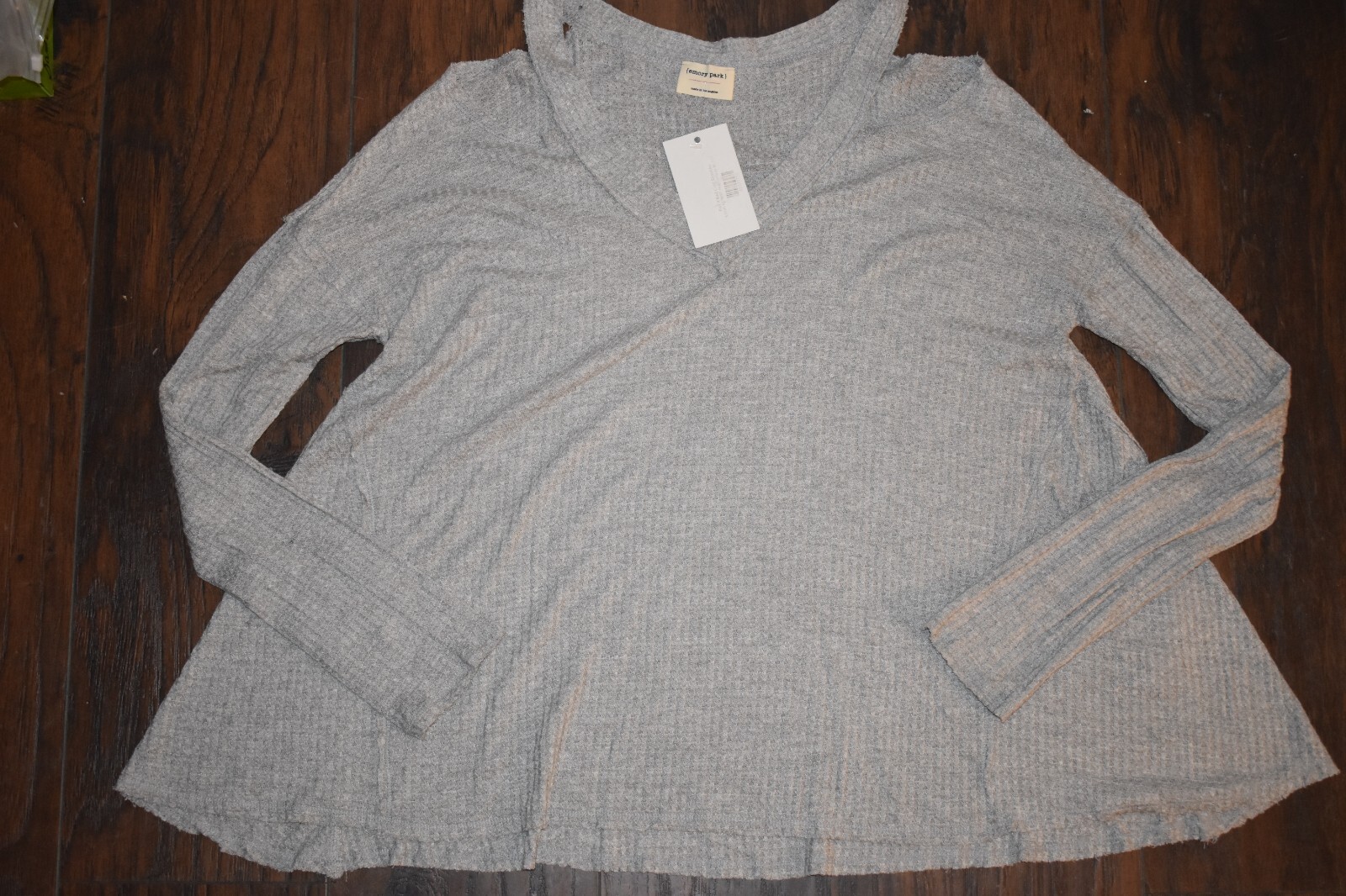 NWT- Emory Park Women Gray Long Sleeve, Cut Out Shoulders T-Shirt M