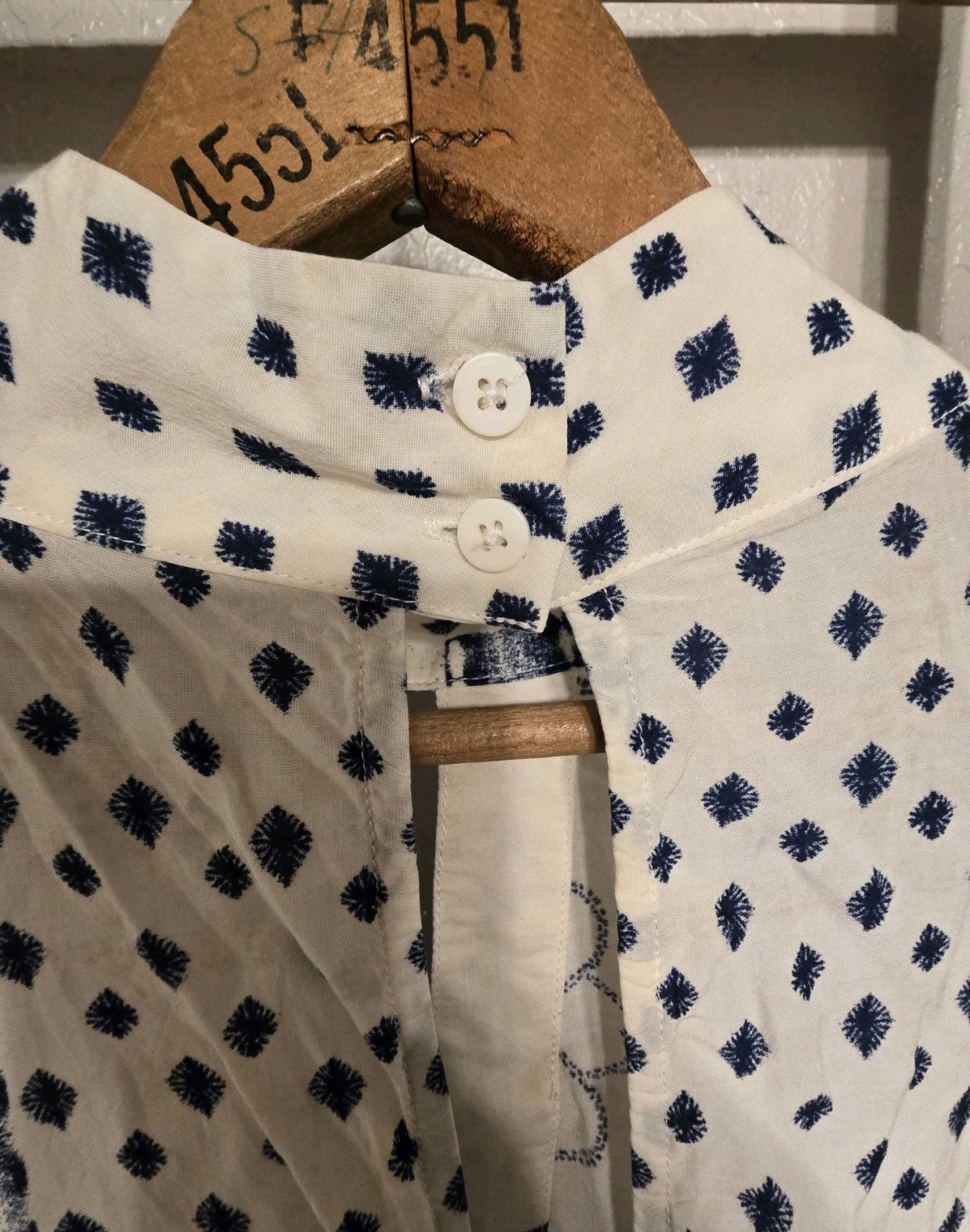 ​Rip Curl Women’s M Blue White Print High Neck Long Sleeve Blouse Keyhole