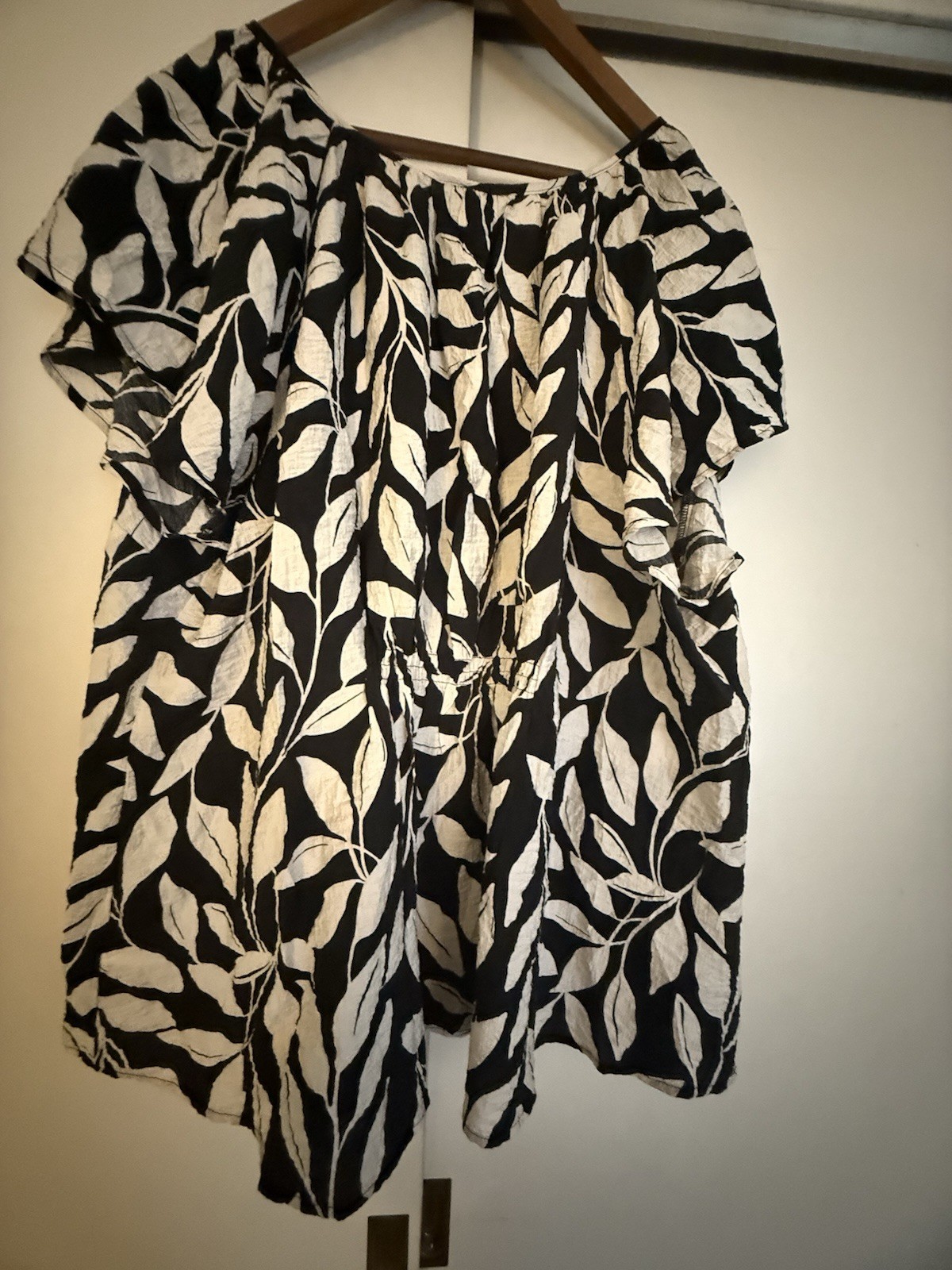 Ava & Viv Women’s Plus 3X Black White Floral Ruffle Round Neck Flutter Blouse