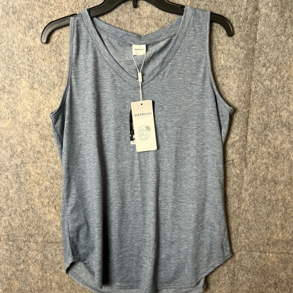 Xieerduo women’s Medium heather grey v-neckline NWT sleeveless Tank Top