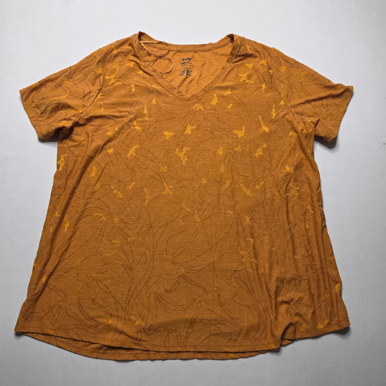 EVRI Women’s V Neck Classic Modern Tee Patterned Women’s Size 1X Ember R7