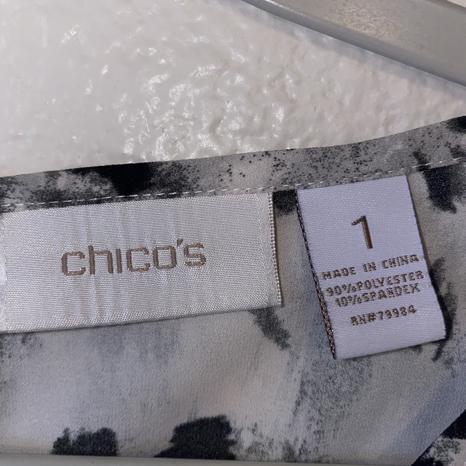 Chico’s Blouse Animal Print Popover SZ 1 Medium White Black Gray Cap Sleeve