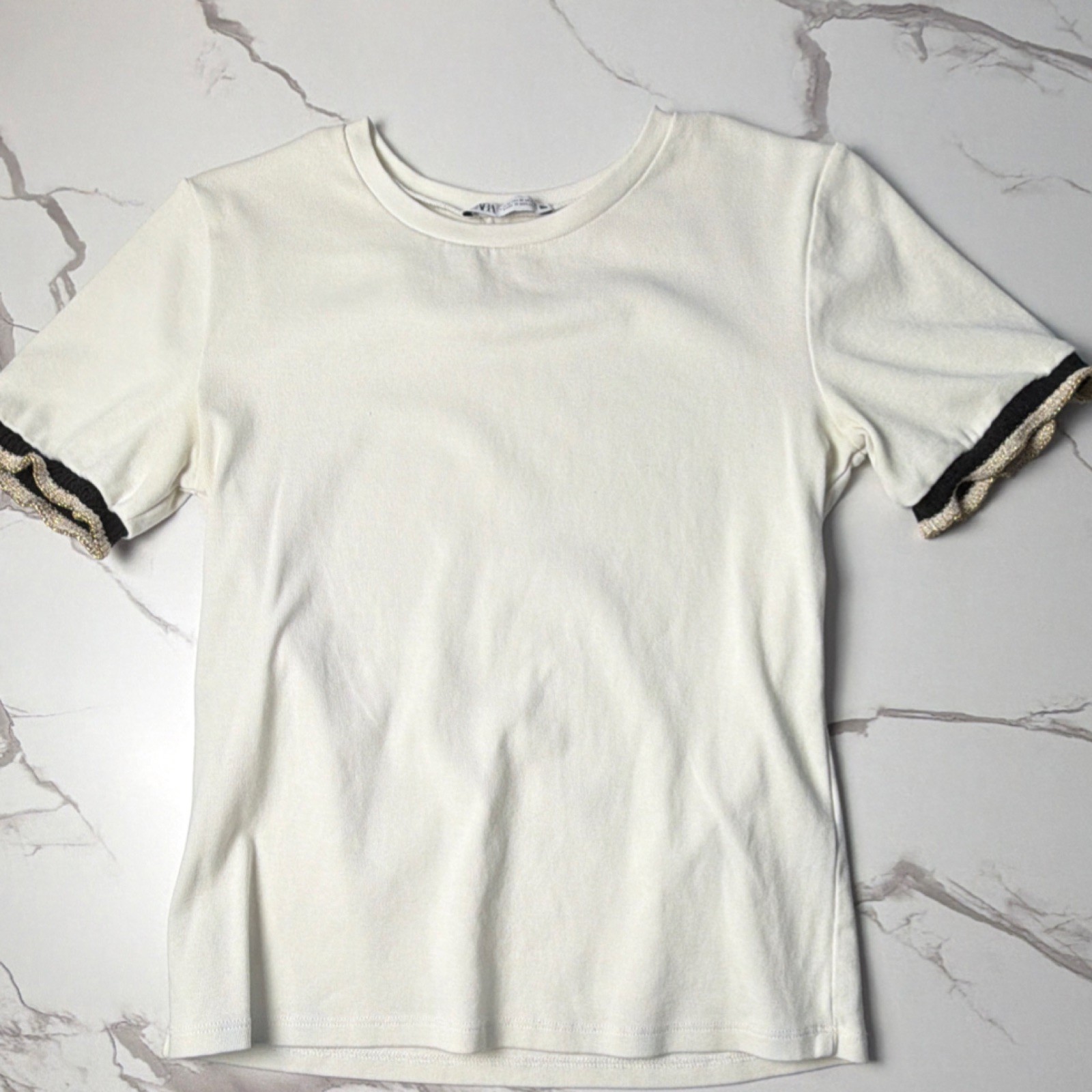 Zara Women’s Knit T-Shirt Short Ruffle Metallic Trim Sleeve White Black Gold M