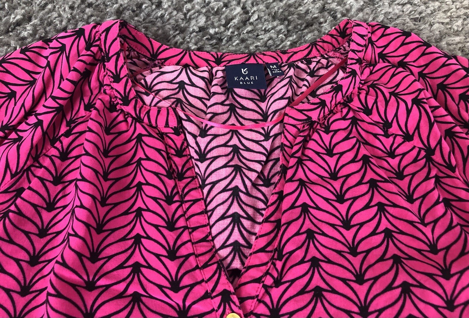 Kaari Blue 3/4 Sleeve Top Womens Medium Pink Black V-Neck Gold Tone Buttons