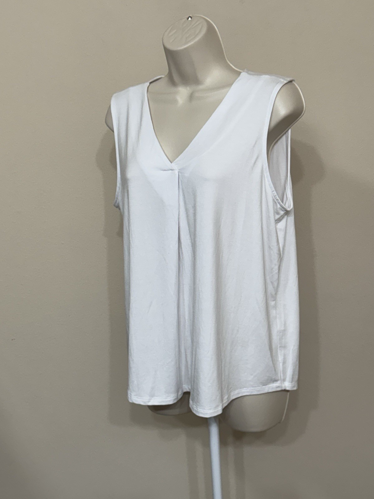 Elite Tahari Women’s White Sleeveless V-Neck Comfort Soft Relaxed Tank L