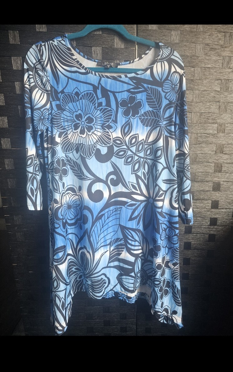 LBI Style Blue Floral Asymmetrical Tunic Top – Women’s Size S