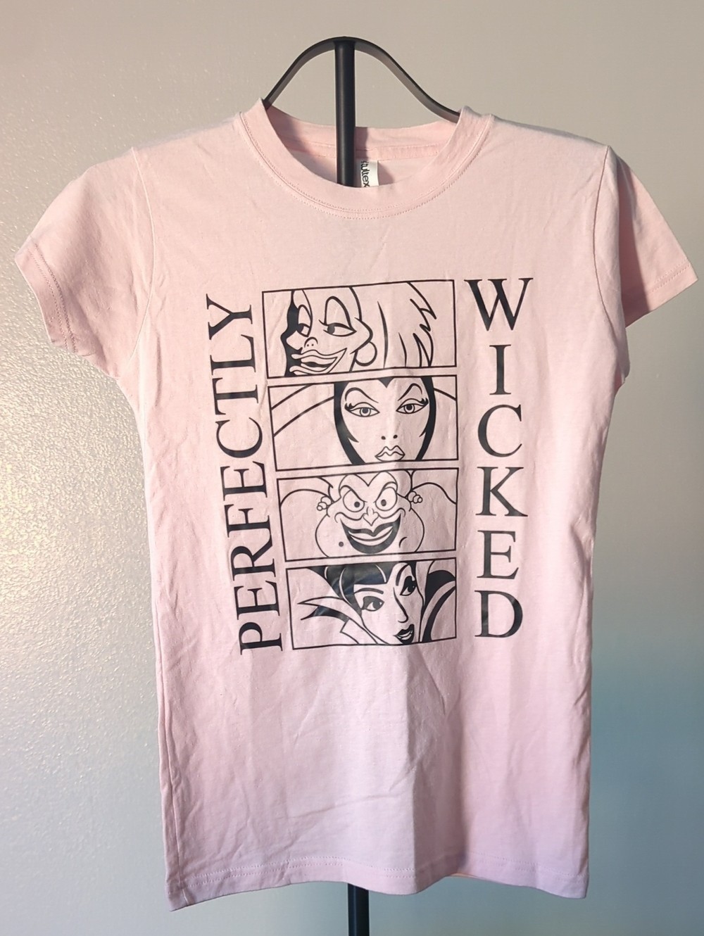 100% Cotton Disney Villains “Perfectly Wicked” Tee in Pink Size Medium