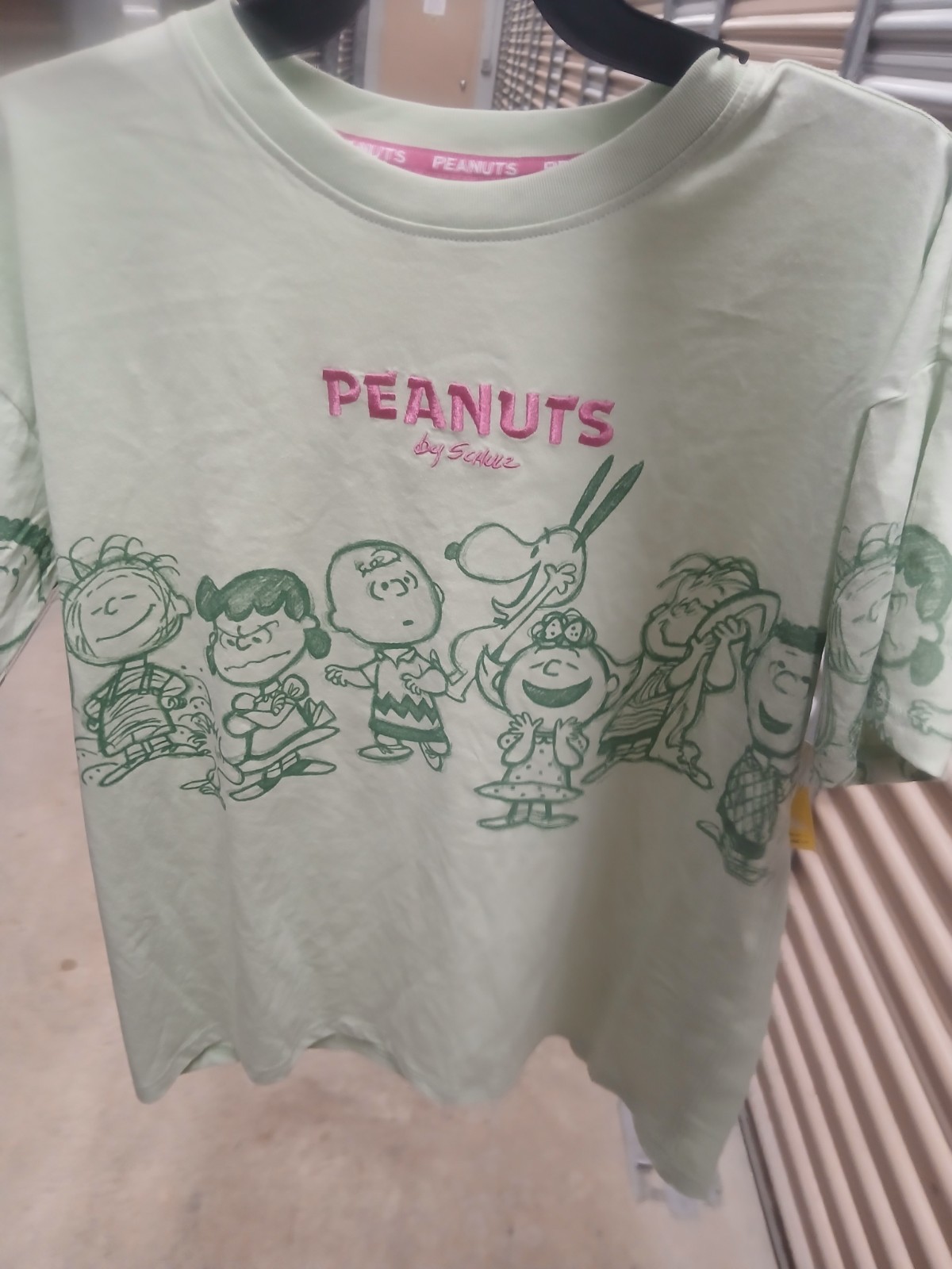 Women’s Size Medium Short Sleeved Peanuts Tshirt NWT