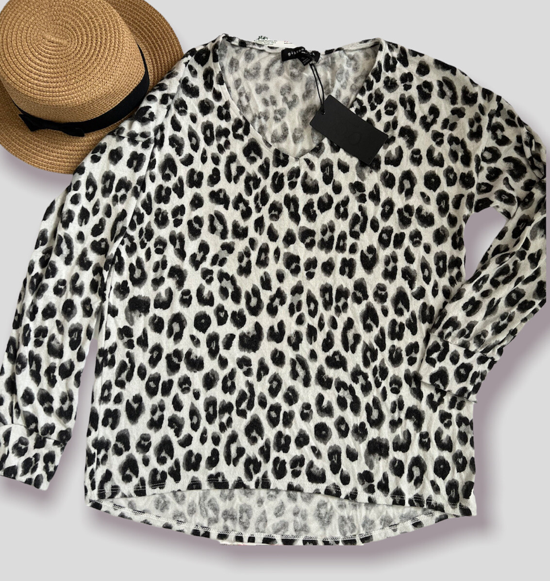 NWT GIBSONLOOK Fleece Sweater Ivory Black Animal Print V-Neck Top Small Womens