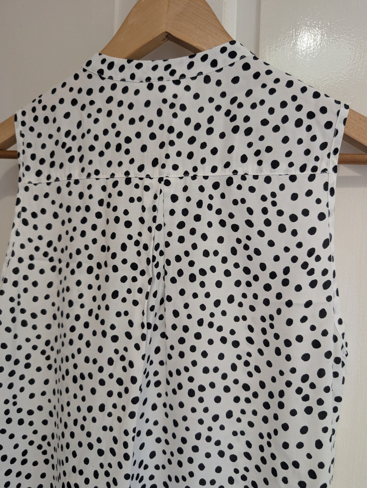 Wallis White Polka Dot Blouse Size Small Sleeveless Button Down Dropped Hem