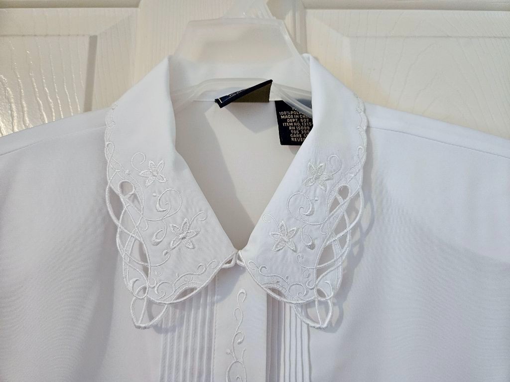 Laura Scott White Blouse~ Embroidery~ Cut Out Collar- Pleated~ Women’s Sz 12~EUC